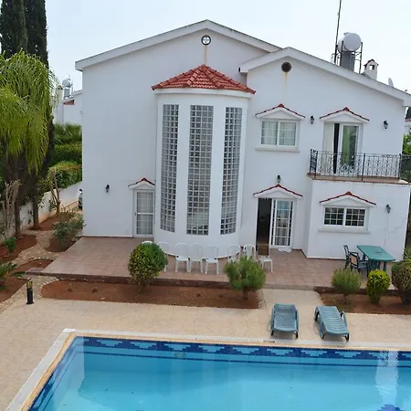 Derek Βίλα *